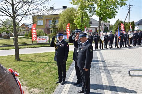 zdjęcie z uroczystości jubileuszowych OSP Brzeźno, z widokiem na strażaków w galowych mundurach i gości