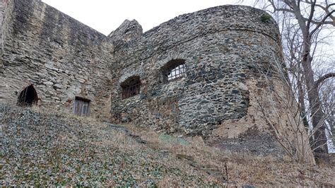 Zdjęcie ruin spalonego pustostanu