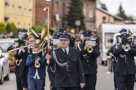 Zdjęcie z uroczystości 100-lecia OSP Makoszowy (apel, wręczanie odznaczeń)