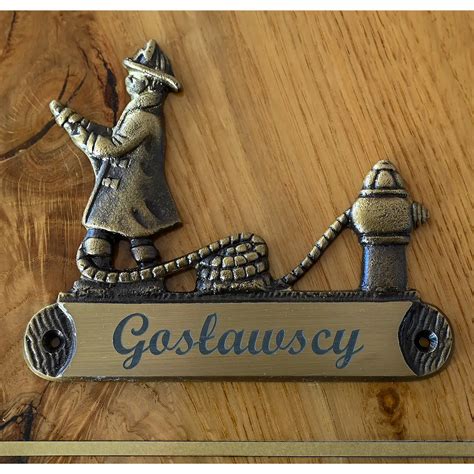 Ilustracja przedstawiająca różne warianty pościeli i piżam dziecięcych z motywem Strażaka Sama.