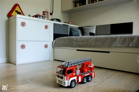 Zbliżenie na detale pościeli z motywem Strażaka Sama, ukazujące jakość nadruku i fakturę materiału.