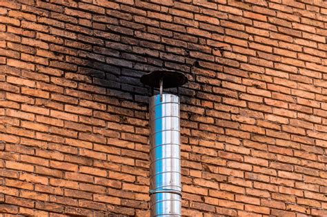 Szkic ilustrujący zagrożenia związane z sadzą w kominie