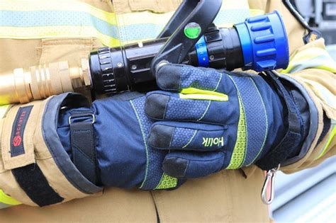 zdjęcie rękawic strażackich FIRE MAX 1 na tle akcji ratowniczej