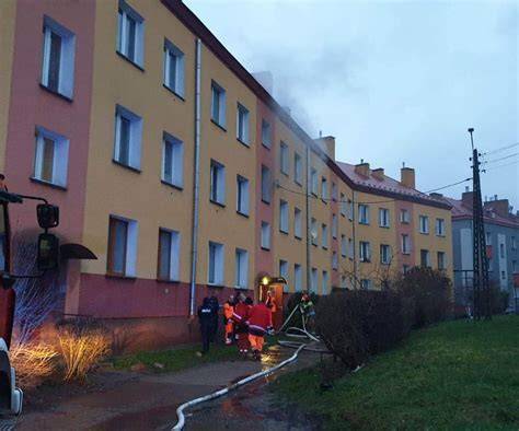 Zniszczone piwnice po pożarze w bloku mieszkalnym