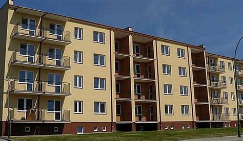 Widok na blok mieszkalny po pożarze przy ul. Wiśniowej w Trzebini