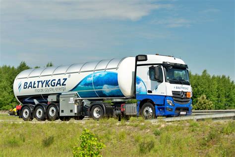 Cysterna z gazem po pożarze kabiny w Sędziszowie, działania straży pożarnej