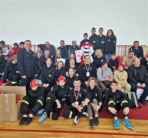 Młodzi strażacy z OSP Belsk Duży podczas zawodów Młodzieżowych Drużyn Pożarniczych
