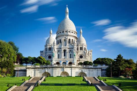 Infografika przedstawiająca przekrój fundamentów bazyliki Sacré-Cœur na wzgórzu Montmartre
