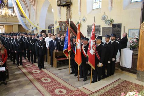 Zdjęcie z uroczystości poświęcenia zmodernizowanej remizy w 2005 roku