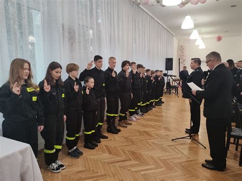 Goście honorowi i przedstawiciele władz podczas przemówień na jubileuszu OSP Jawornik Niebylecki