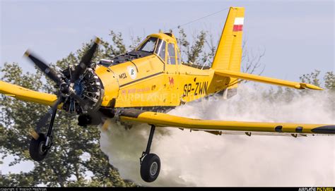 Zdjęcie polskiego samolotu gaśniczego PZL M-18 Dromader podczas lotu