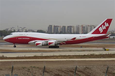 Schematyczny przekrój samolotu gaśniczego typu Boeing 747 Supertanker, ukazujący rozmieszczenie zbiorników z środkiem gaśniczym