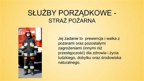 Zdjęcie strażaka Sama z bohaterami serialu na tle wozu strażackiego