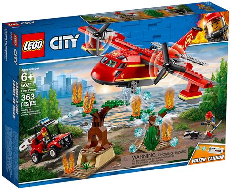 ilustracja przedstawiająca wszystkie elementy zestawu LEGO 60217, w tym samolot, terenówkę, drzewa i figurki
