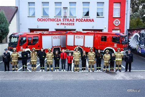 Portret Pauliny Jarząb w stroju strażackim, z szarfami 