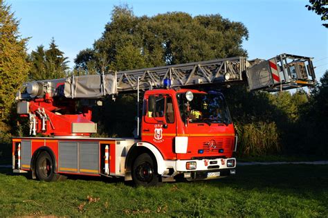 Zdjęcie przedstawiające flotę pojazdów OSP Praszka (Mercedes Atego, Volvo GBA, drabina SD30)
