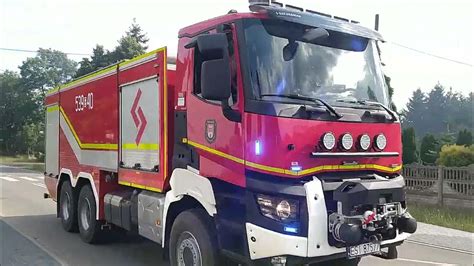 zdjęcie ciężkiego samochodu strażackiego Renault Kerax OSP Ochaby zaparkowanego przed remizą