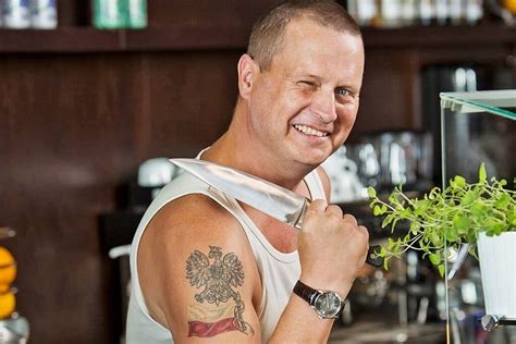 Kevin Aiston podczas wywiadu w studio telewizyjnym