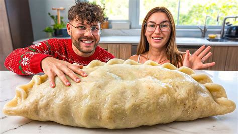 Zdjęcie Kevina Aistona prezentującego największego pieroga świata