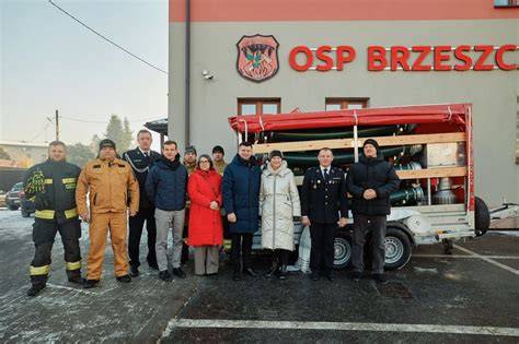 Zespołowe zdjęcie strażaków z Pontypandy przed remizą