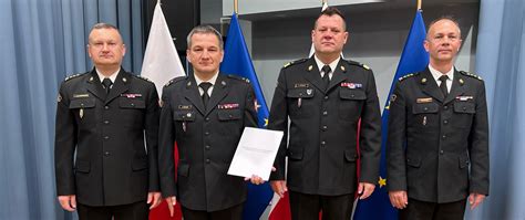 Mazowiecki Komendant Wojewódzki PSP nadbryg. Artur Gonera i oficer prasowa KRP Warszawa II asp. szt. Marta Haberska podczas wypowiedzi dla mediów na miejscu pożaru