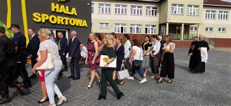 zdjęcie z otwarcia hali sportowej w Bystrzycy