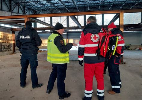 Wolontariusze organizacji pomocowej udzielający wsparcia osobie w kryzysie bezdomności