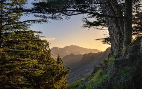 Widok na Płonącą Górę (Mount Wingen) w Nowej Południowej Walii, Australia, z widocznymi obszarami bez roślinności i dymem.