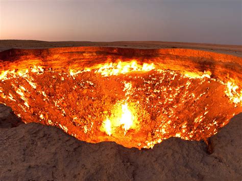 Wrota Piekieł (Derweze Gas Crater) w Turkmenistanie, płonący krater gazowy nocą.