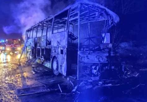 Zdjęcie spalonego autobusu na trasie Mosina - Żabinko
