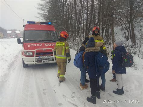 Zdjęcie spalonego autobusu przewożącego dzieci w Sątopach