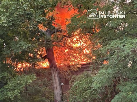 płonący budynek hotelu w Bolesławcu