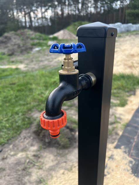 Hydrant ogrodowy nadziemny zainstalowany w ogrodzie