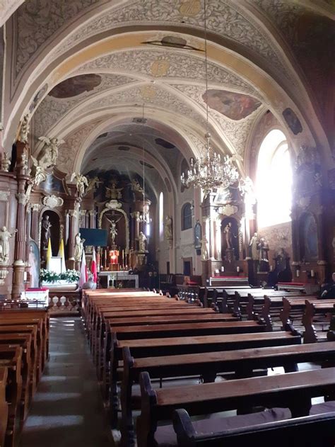 Widok na uszkodzony dach i zabezpieczone wnętrze Kościoła św. Piotra i Pawła po pożarze