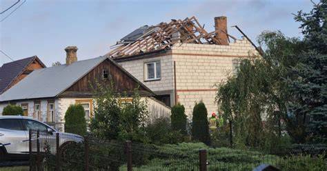 Zniszczony dom po pożarze w Rębkowie, widoczne zwęglone belki