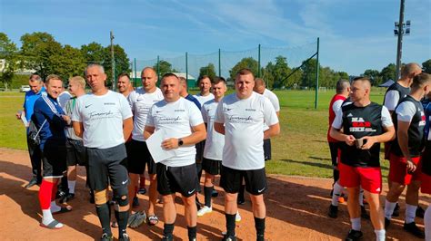 Zdjęcie przedstawiające turniej piłki nożnej służb mundurowych.
