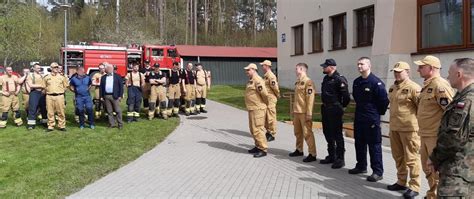 Strażacy w ubraniach koszarowych podczas ćwiczeń