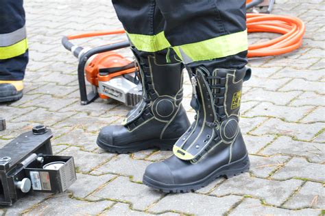Hełm, rękawice i buty strażackie