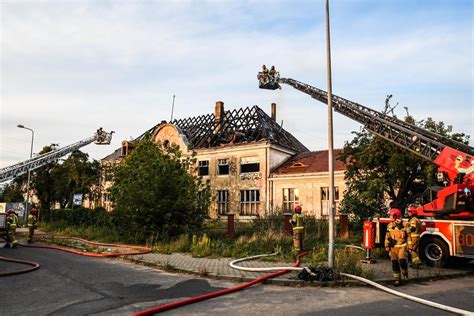 Zastępy straży pożarnej gaszące pożar budynku dawnego dworca w Długołęce