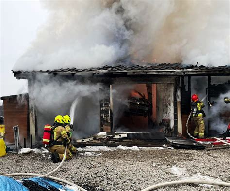 fotografia zniszczonego przez pożar budynku gospodarczego