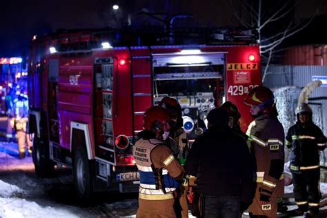 zdjęcie strażaków pracujących na miejscu pożaru