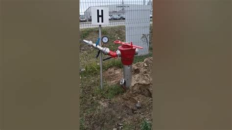 Zdjęcie czerwonego hydrantu nadziemnego w miejskim krajobrazie