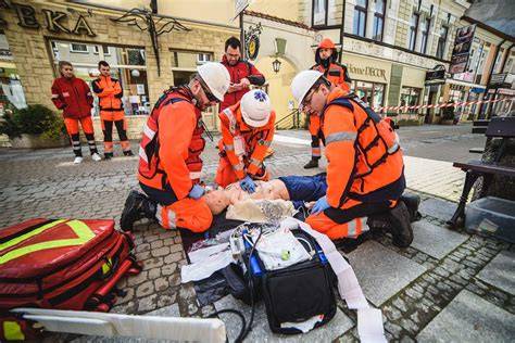 Zespoły ratownictwa medycznego udzielające pomocy strażakom