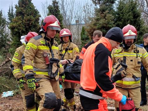 Grupa strażaków w akcji ratunkowej