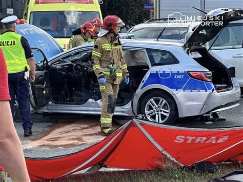 Strażacy zabezpieczający miejsce wypadku drogowego