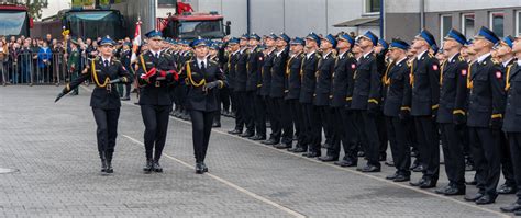 Grupa strażaków w mundurach galowych podczas uroczystości jubileuszowych