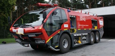 Lotniskowy wóz strażacki ARFF w pełnej akcji, rozpylający pianę