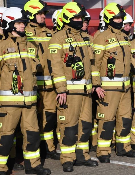 Zdjęcie przedstawiające historyczny mundur strażacki z lat 70. w Polsce