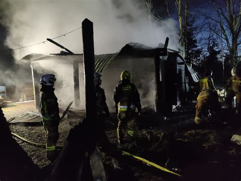 płonący domek letniskowy w Toruniu nad ranem
