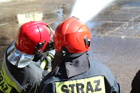 Zdjęcie strażaków chłodzących butle z acetylenem